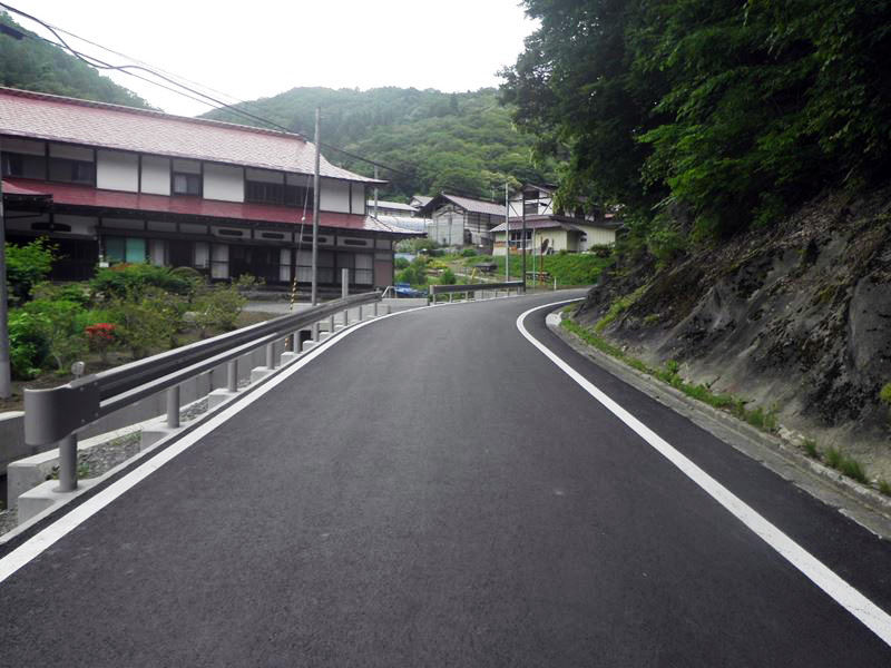 市道八木巻線道路改良舗装工事